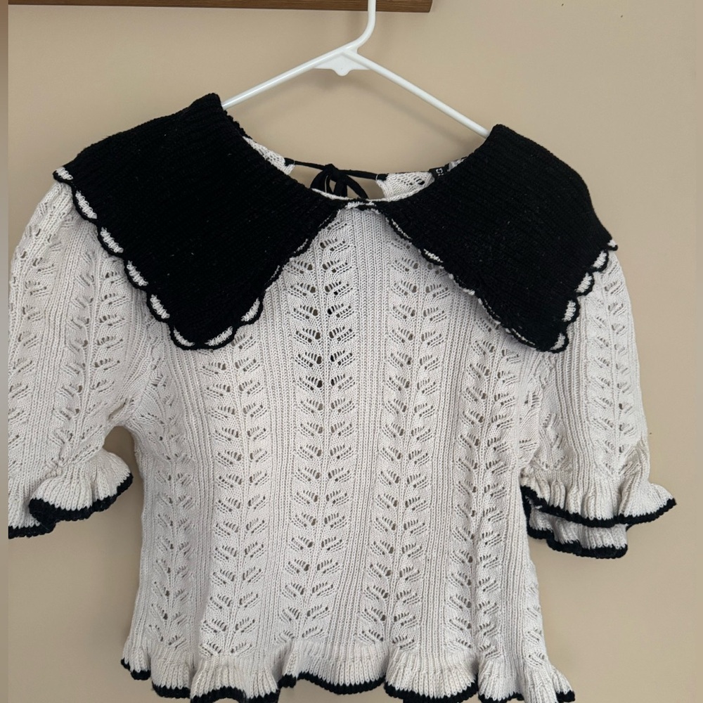 H&M Black and White Scallop Trim Crochet Cropped Sweater